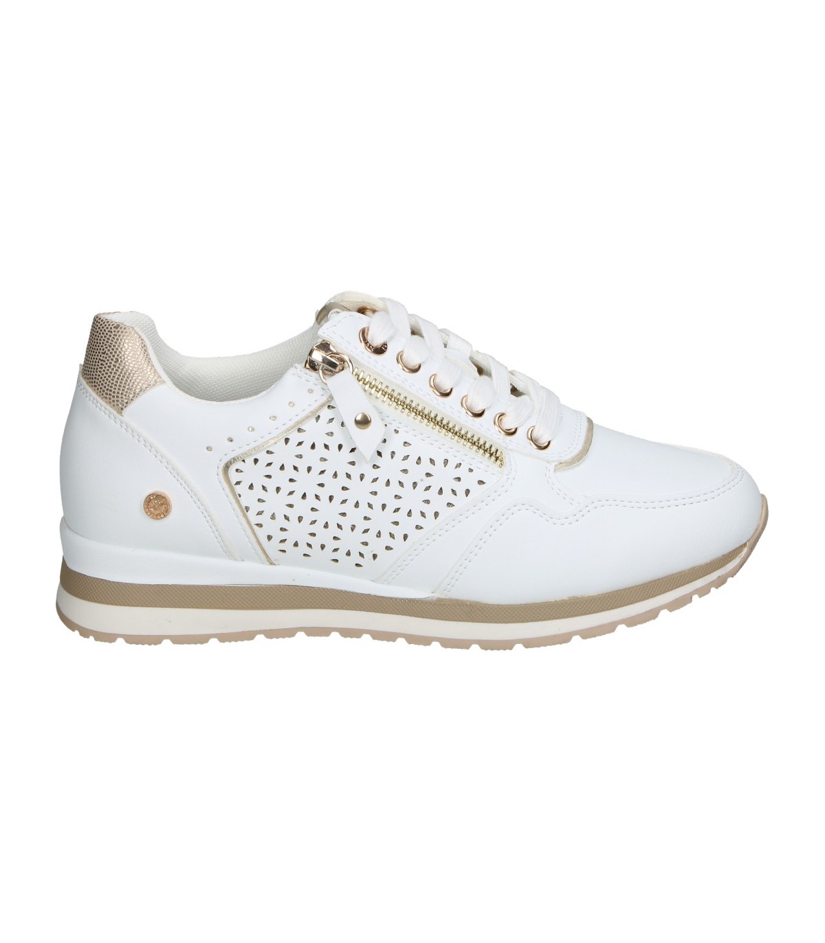 Xti Zapatillas deportivas de mujer color blanco con cuña por 21,95€.